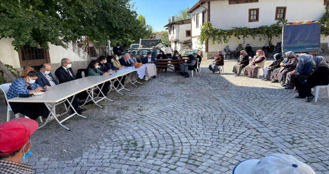 Güdül'de Kaymakam ve Belediye Başkanı mahalle ziyaretlerinde vatandaşla görüştü