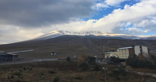 İç Anadolu'nun en yüksek dağı Erciyes'e kar yağdı