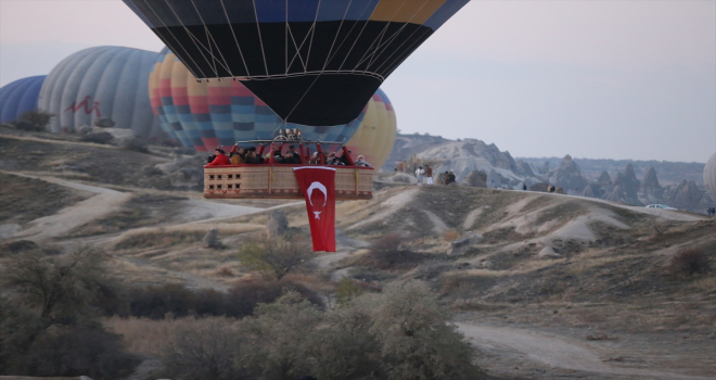 Kapadokya'da balonlar Türk bayrakları ve Atatürk posteri ile uçtu