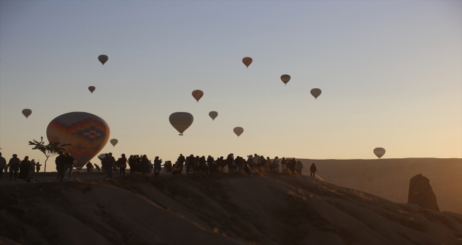 Kapadokya'da balonları izlemek isteyen turistler tepelere akın ediyor
