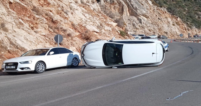 Kaş'ta devrilen otomobilin sürücüsü kazadan yara almadan kurtuldu