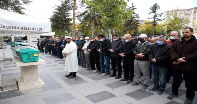 Kayseri’de ağaca çarparak ölen yamaç paraşütü sporcusu kadın toprağa verildi