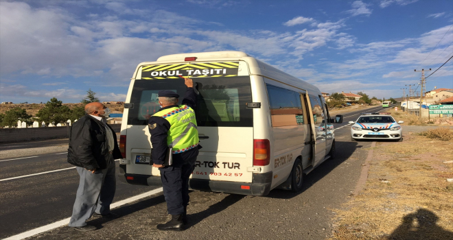 Kayseri'de jandarma okul çevrelerini ve servis araçlarını denetledi