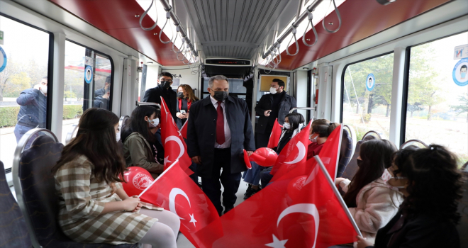 Kayseri'de öğrenciler 29 Ekim'de tramvayda İstiklal Marşı okudu