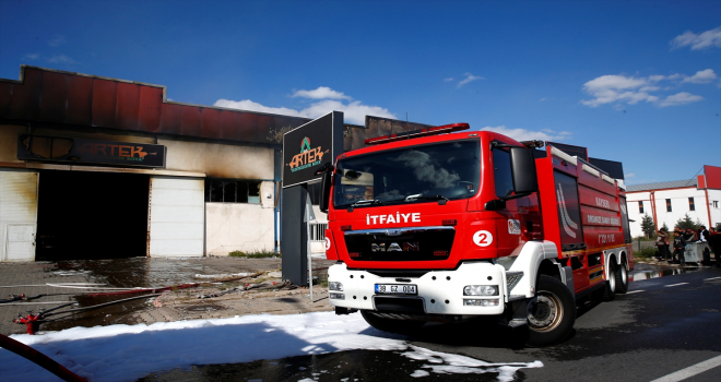 Kayseri OSB'de çıkan yangında 2 fabrikada hasar oluştu