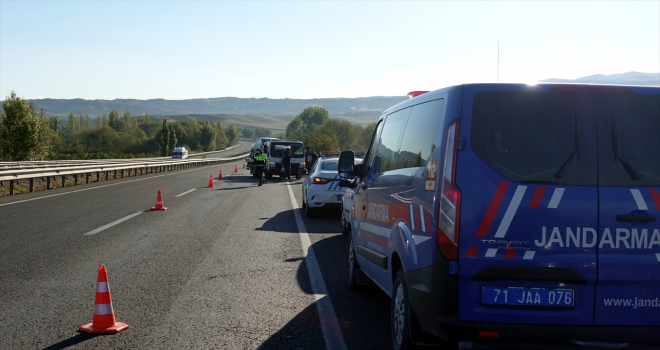 Kırıkkale'de traktör römorkuna çarpan otomobildeki 4 kişi yaralandı