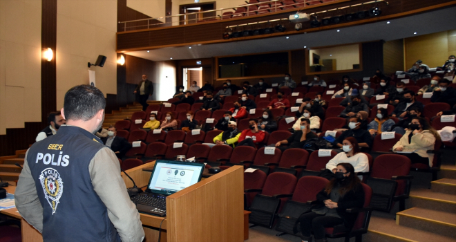 Kırıkkale'de üniversite öğrencilerine siber suçlar semineri verildi