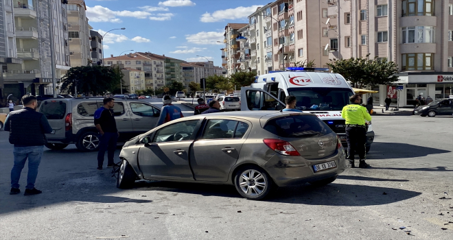 Kırşehir'de kaldırımda bekleyen iki gencin kazadan son anda kurtulması kameraya yansıdı