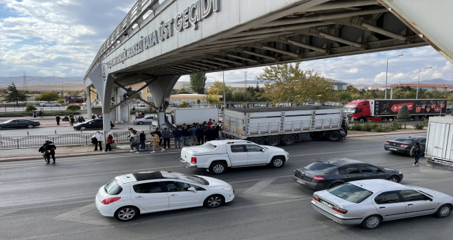 Konya'da kontrolden çıkan tır üst geçide çarptı