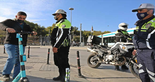 Konya'da polis elektrikli scooter denetimi yaptı