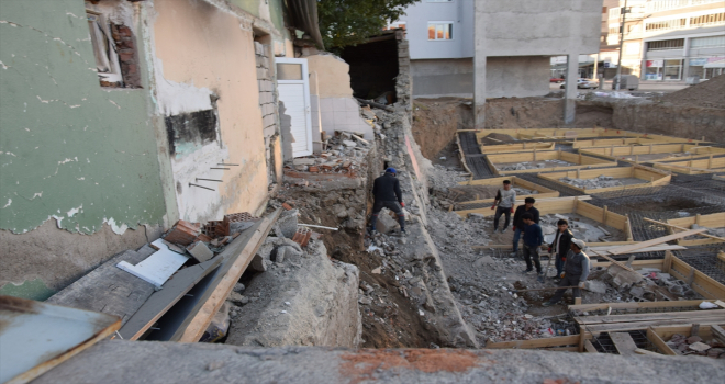 Konya'da temel kazısı sırasında bitişikteki evin bahçe duvarı ve eklentisi çöktü