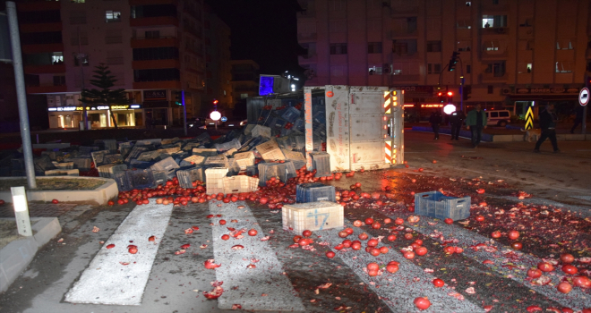 Kumluca'da devrilen kamyondaki 4 kişi yaralandı