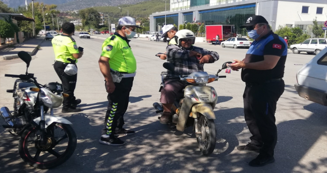 Kumluca'da motosiklet sürücülerine yönelik kask denetimi yapıldı