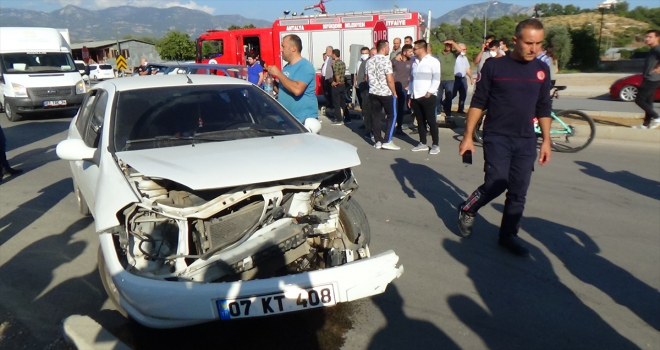 Kumluca'da trafik kazasında 3 kişi yaralandı 