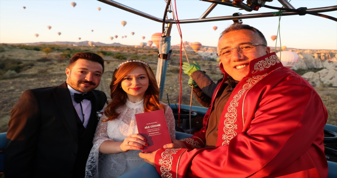 Nevşehir'de nikahları sıcak hava balonunda kıyılan çift, gökyüzünde 