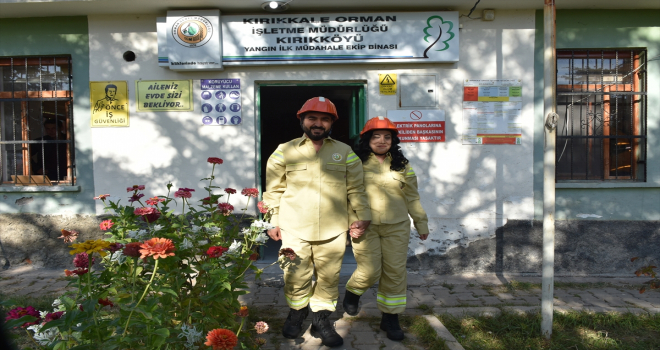 Orman işletme personeli ile eşi, düğünlerinde iş elbisesi giydi