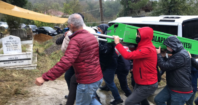 Otomobiliyle park halindeki kamyona çarparak ölen doktor Zonguldak'ta defnedildi