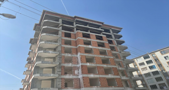 Sivas'ta inşaatın 8. katından düşen işçi ağır yaralandı