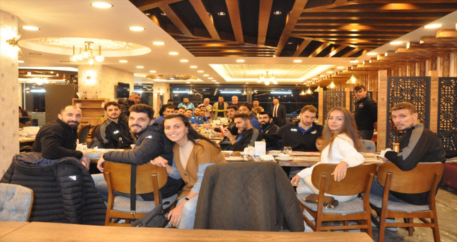Sorgun Belediyesporlu voleybolculara Galatasaray maçı öncesi moral yemeği
