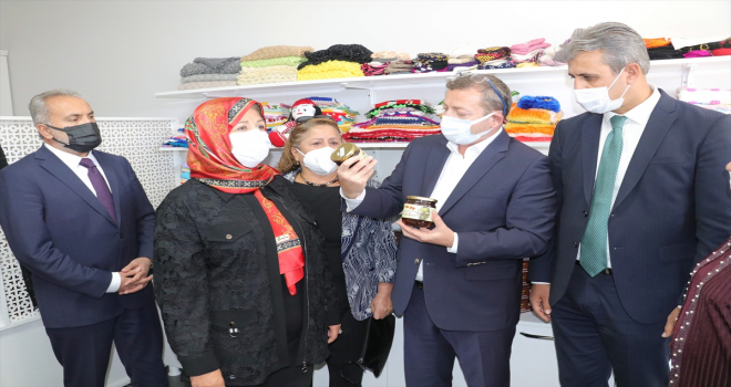 Yozgat Valisi Polat, Üretici Kadınlar Derneği'ni ziyaret etti