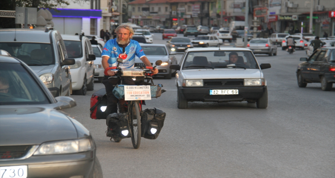 Afrikalı çocuklar için pedal çeviren İspanyol turist Konya'da mola verdi