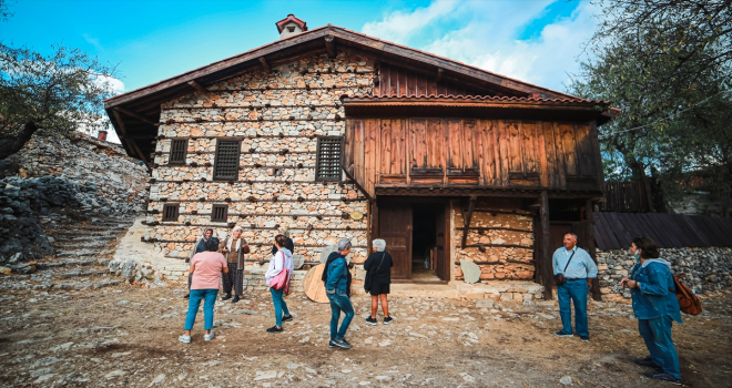 Akseki ilçesindeki tarihi evler turistlerin ilgisini çekiyor