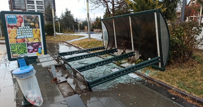Ankara'da fırtına otobüs durağını devirdi