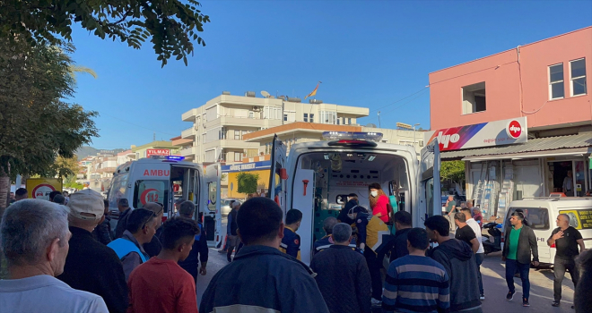 Antalya'da 5 kişinin yaralandığı trafik kazası güvenlik kamerasında 