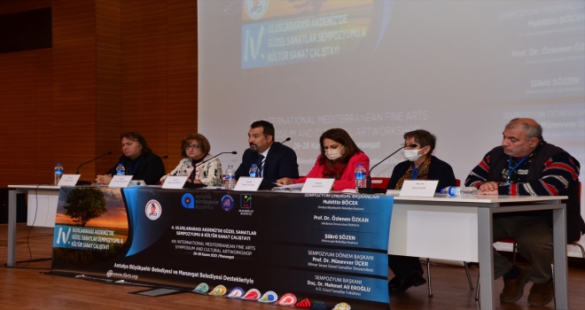 Antalya'da akademisyen ve öğrenciler yanan ormanlık alanlara fidan dikti