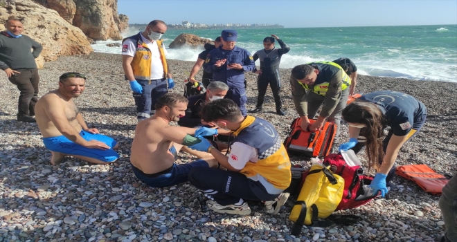 Antalya'da denizde yardım isteyen kişi, insansız can kurtaran aracıyla kurtarıldı