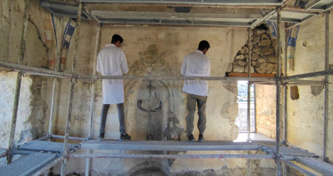 Antalya'da duvarına yazılan yazıların temizlendiği tarihi cami koruma altına alındı