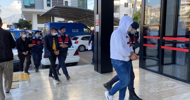Antalya'da fuhuş operasyonunda 5 kişi yakalandı