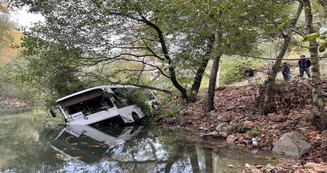Antalya'da halk otobüsünün dereye düştüğü kazada 2 kişi yaralandı 
