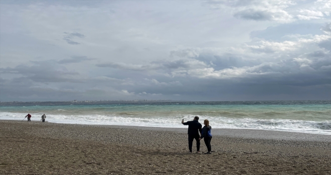 Antalya'da kuvvetli rüzgar ve sağanak etkili oluyor