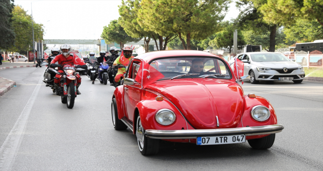 Antalya'da nostaljik araçların katıldığı festivalin korteji ilgi çekti