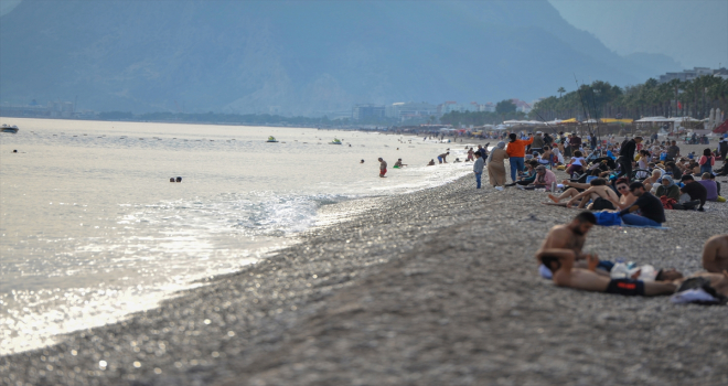 Antalya'da tatilciler kasımda denize girmenin keyfini çıkardı