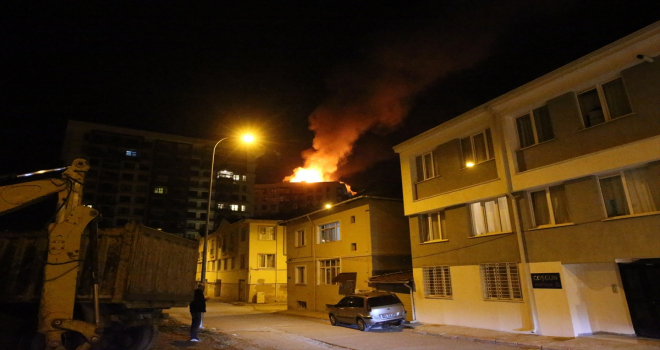 Eskişehir'de apartman görevlisince çıkarıldığı iddia edilen yangın söndürüldü