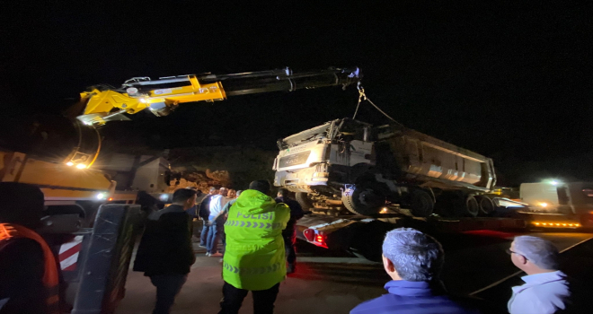 GÜNCELLEME - Antalya'da devrilen kamyonun sürücüsü öldü