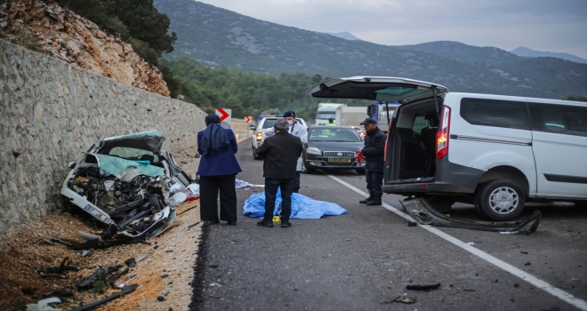 GÜNCELLEME - Antalya'da minibüs ile otomobilin çarpışması sonucu 1 kişi öldü, 2 kişi yaralandı