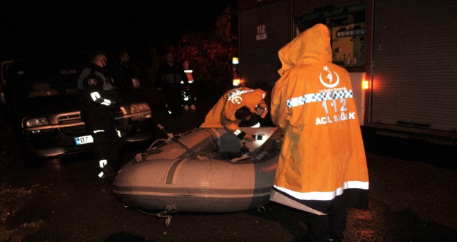 GÜNCELLEME - Antalya'da su taşkını nedeniyle odun deposunda mahsur kalan 14 işçi kurtarıldı