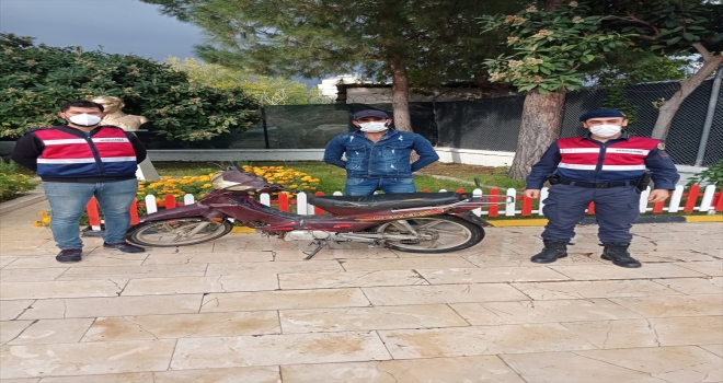 Jandarma, çalınan motosikleti sahibine teslim etti