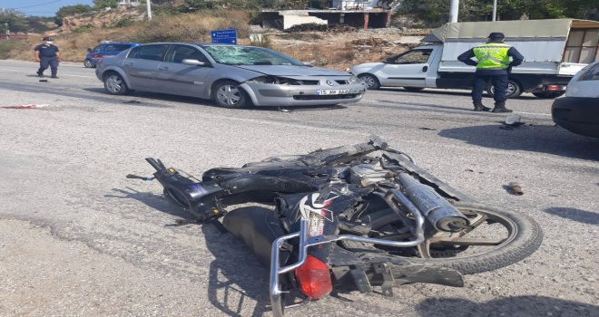 Kaş'ta otomobille çarpışan motosikletin sürücüsü yaralandı