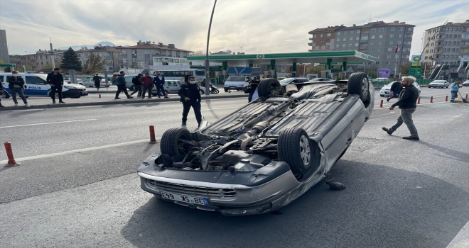 Kayseri'de otomobilin devrilmesi sonucu 2 kişi yaralandı