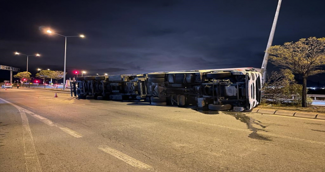 Kayseri'de virajı alamayan tır devrildi