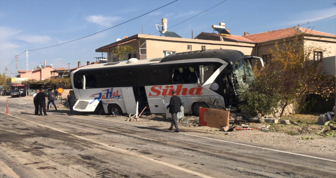 Kayseri'de yolcu otobüsü ile kamyonetin çarpıştığı kazada 1 kişi öldü, 10 kişi yaralandı