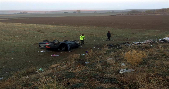 Kırıkkale'de devrilen otomobildeki 3 kişi yaralandı