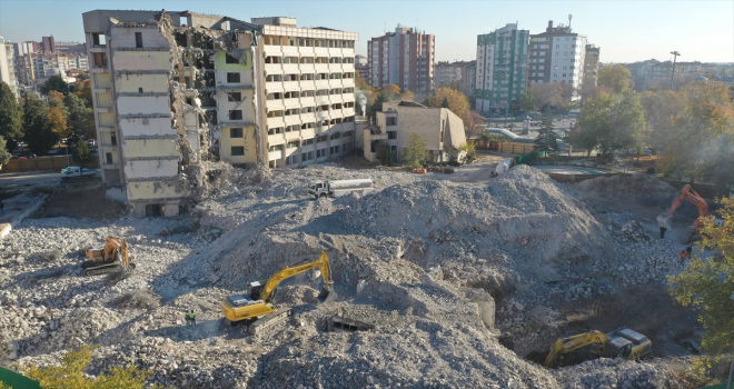 Konya'da depreme dayanıklı olmayan eski belediye binasında yıkım çalışmaları sürüyor