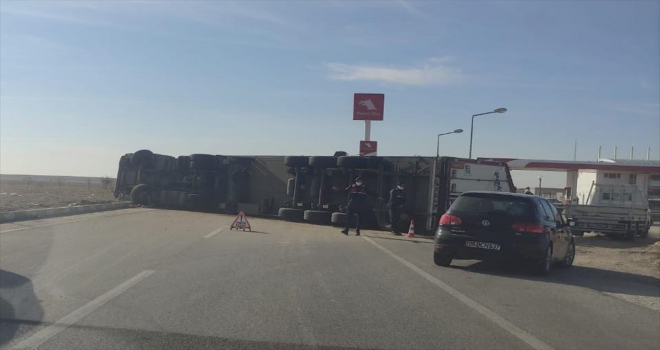 Konya'da devrilen tırın sürücüsü yaralandı