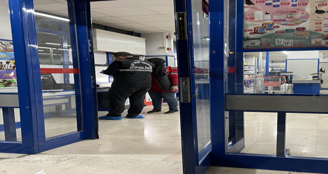 Konya'da silah tehdidiyle market soygunu yapan şüpheli kaçtı
