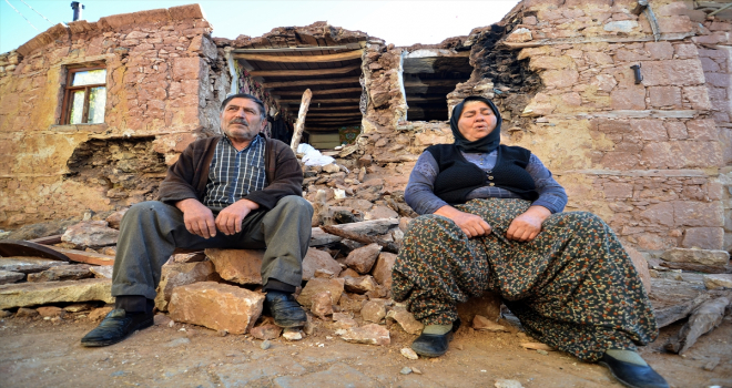 Konya'daki depremde evi hasar gören aile yaşadıklarını anlattı